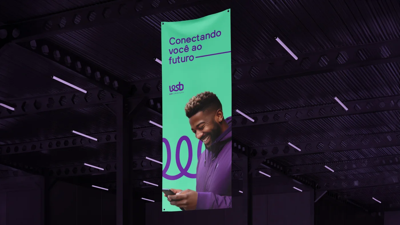 Marca WSB aplicada em um banner verde em ambiente arquitetônico